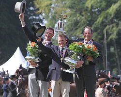 Die Medaillengewinner in der Einzelwertung bei der Weltmeisterschaft der Vierspännerfahrer in Riesenbeck: v.l. Chester Weber (USAg), Gold, Boyd Exell (AUS) and bronze medallist IJsbrand Chardon (NED) ©Rinaldo de Craen/FEI
