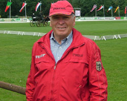 Bundestrainer Ewald Meier wurde bei der Weltmeisterschaft der Vierspänner in Riesenbeck mit dem Deutschen Reiterkreuz in Gold ausgezeichnet. Foto: Meenen