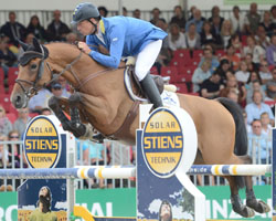 Der 37-jährige Christian Ahlmann aus Marl gewann mit der zehnjährigen Stute Lorena die Qualifikation zum Rider-Tour-Springen in Münster. Foto: Frieler