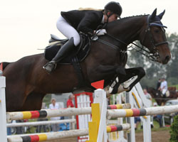 Julia-Marie Knospe (Wusterhusen) wuchs in Plöwen über sich hinaus, gewann beide Wertungsspringen Klasse M zur Kreismeisterschaft und holte sich den Titel auf Celyn. Foto: Wego