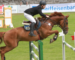 Lars Köhler gewann in Plöwen mit dem Wolkenstein II-Wallach Woody sein achtes S-Springen. Foto: Wego