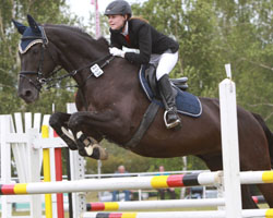 Susan Latzkow - hier mit Gouliver - holte sich in Plöwen den Kreismeistertitel der Junioren und Jungen Reiter. Foto: Wego