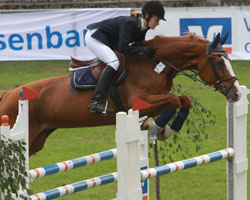 Immer sicherer wird Hannah Nagel, die mit der Mecklenburger Stute Larissa ein L-Springen gewann. Foto: Wego