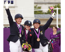 Natasha Baker aus Großbritannien holt die erste Goldmedaille in Grade II. Die Deutschen Britta Napel (l.) und Angelika Trabert (r.) erhielten Silber und Bronze. Foro: Liz Gregg