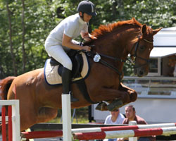 Die 35-jährige Daniela Nichtern, die für Plöwen reitet, gewann im ukermärkischen Pinnow zwei M-Springen auf Cindy. Foto: Wego