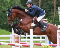 Rene Swierczek aus Torgelow gewann auf dem sechsjährigen Lampard das Hauptspringen in Rossow. Foto: Jutta Wego