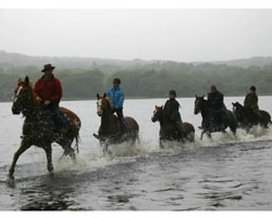 Reiter durch den Lough Graney.