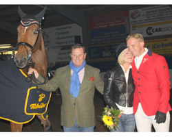 In einer emotionalen Geste wurde Carassina aus dem Sport verabschiedet und Beitzer Udo Chistee übernahm sie mit seiner Frau Monika von Thomas Kleis. Foto: Jutta Wego