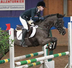 Kreismeisterin wurde die 13-jährige Caecilia Reemtsma bei den Junioren in Klasse E. Sie startete mit Pony Moris-Dance aber auch im Springen. Foto: Wego