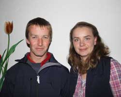 Die beiden führenden Andreas Brandt und Denise Scholten im Vielseitigkeitscup der Reiter (22-39 Jahre) stellen sich zum Fototermin. Foto: Wego