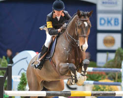 Die Brasilianerin Luciana Diniz, die für Portugal reitet, gewann nach Meredith Michaels-Beerbaum als zweite Frau die Gesamtwertung der DKB-Riders Tour bei den Munich Indoors in der Olympiahalle zu München. Foto: Frieler