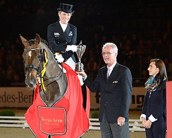 Helen Langehanenberg hat mit dem Rekordergebnis von 86,775 Prozent die Weltcup-Kür von Stuttgart auf Damon Hill gewonnen. Foto: Frieler begeisterte die rund 8.000 Zuschauer in der ausverkauften Schleyer-Halle mit einer neuen Kür, in der sie das Potenzial des zwölfjährigen westfälischen Hengstes Damon Hill optimal entfalten konnte. Niemals hatte man dieses Paar besser gesehen. 86,775 Prozent