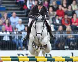 Der Franzose Kevin Staut, Europameister von 2009, schnappte Marcus Ehning den Geländewagen mit Stern vor der Nase weg und gewann auf seinem Toppferd Silvana das Weltcupspringen von Stuttgart. Foto: Frieler.