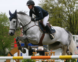 Die Deutsche Katharina Offel, die für die Ukraine reitet, hat in Abu Dhabi das Springen der Global Champion Tour gewonnen - hier in Redefin auf Charlie. Foto: Jutta Wego