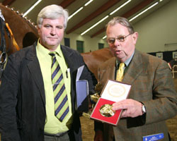 Friedhelm Mencke, hier mit Horst Ense (langjähriger Vorsitzender des Bereiches Zucht der FN), hat mit seinem Gestüt in Ganschow 59 erfolgreiche Turnierpferde (Rang 6). Foto: Jutta Wego