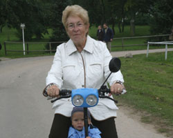 Viel haben Renate & Herbert Herzog für den Pferdesport in MV getan, jetzt hat die von ihnen gezogene Stute Antik sie auf den 4. Platz der Züchter gebracht. Foto: Jutta Wego
