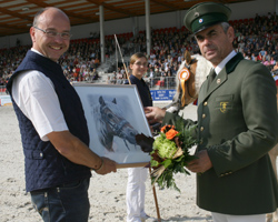 Für seine Staatsprämienstute Eternity (im Hintergrund mit Tochter Elisa) wird Lorenz Rehse (bei den Ponyzüchtern auf Rang 3) hier von Rolf Günther geehrt. Foto: Jutta Wego