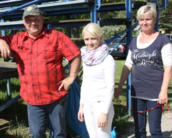 Mario Krüger - hier Tochter Marie und Lebensgefährtin - hat vier erfolgreiche Ponys - der erfolgreichste ist Diskaro - und liegt mit diesen auf Rang 4. Foto: Jutta Wego