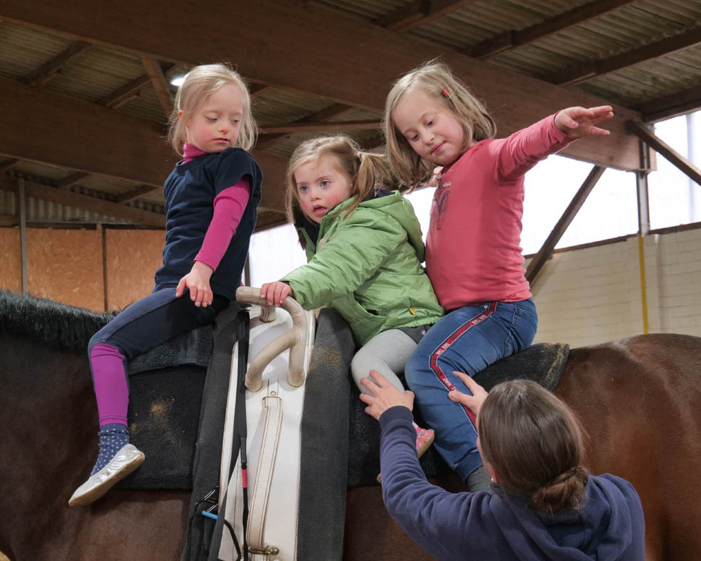 Das PM-Förderprojekt „Pferde bauen Brücken“ fördert integrative Projekte im Pferdesport, so auch 2021 die Voltigiergruppe des RFV Warendorf, in der Kinder mit und ohne Down-Syndrom gemeinsam Sport treiben. Foto: FN-Archiv