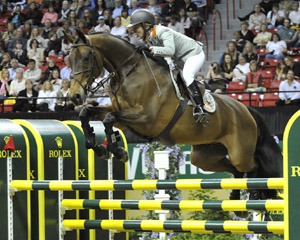 In Aachen entschloss sich Meredith Michaels Beerbaum spontan ihren 18-jährigen Shutterfly nach dem Großen Preis vom Sport zu verabschieden. In Aachen entschloss sich Meredith Michaels Beerbaum spontan ihren 18-jährigen Shutterfly nach dem Großen Preis vom Sport zu verabschieden.