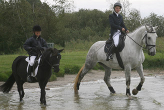 Bei der Gelände-Ralley bot sich auch die Gelegenheit schnell mal in den Güstrower See zu reiten.