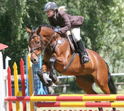 Francie Siegmund, Rothenburg, gewann im Team das Mannschaftsspringen und die Einzelwertung auf L’espoir. Foto: Jutta Wego
