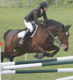 Die 18-jährige Saira Getzin gewann in Rosenow das Hauptspringen der Klasse M auf der Stute Fanny. Foto: Jutta Wego