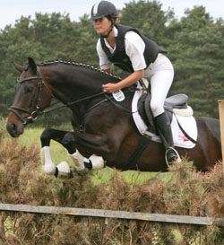 Christin Schulz gewann mit toller Runde (9,0) die Geländepferdeprüfung Klasse A auf Desiree. Foto: Jutta Wego