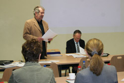 Präsident Dr. Klaus Lemcke sprach nach der Begrüßung durch den Kommissionsvorsitzenden Eckehard Werner (r.) zu den Richtern. Foto: Wego