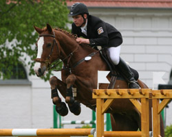 Der 21-jährige Lars Köhler war in Forst im Siegerrausch und gewann auf Polido alle drei Springen der mittleren Tour. Fotos: Jutta Wego Der 21-jährige Lars Köhler war in Forst im Siegerrausch und gewann auf Polido alle drei Springen der mittleren Tour. Fotos: Jutta Wego