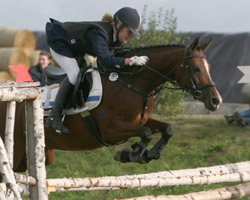 Die 13-jährige Flora Reemtsma wurde in Marbach auf Pamira LK ihrem Ruf als eine der besten deutschen Ponyreiter in der Vielseitigkeit gerecht. Foto: Wego Die 13-jährige Flora Reemtsma wurde in Marbach auf Pamira LK ihrem Ruf als eine der besten deutschen Ponyreiter in der Vielseitigkeit gerecht. Foto: Wego