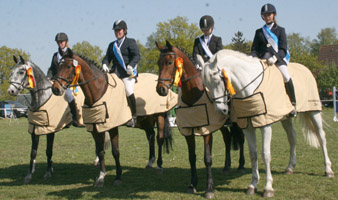 Das Siegerteam in der Mannschafts-Kreismeisterschaft Dressur: Sarah Ahrens, Maria Hoffmann, Anne-Katrin Kurp und Maria Ihrke . Das Siegerteam in der Mannschafts-Kreismeisterschaft Dressur: Sarah Ahrens, Maria Hoffmann, Anne-Katrin Kurp und Maria Ihrke .