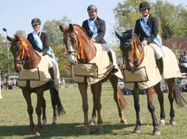Den Mannschafts-Titel des Kreises NVP im Springen holten sich Karoline und Armin Spetzke sowie Lisa Rohde. Den Mannschafts-Titel des Kreises NVP im Springen holten sich Karoline und Armin Spetzke sowie Lisa Rohde.