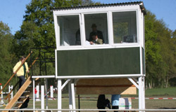 Ein neuer Richterturm zierte die Reitanlage in Wöpkendorf. Ein neuer Richterturm zierte die Reitanlage in Wöpkendorf.