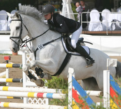 Kathrin Greve gewann auf Lätizia beide L-Springen in Oberhof.