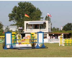 Der Turnierplatz von Dersekow wird auch in diesem Jahr vom 1. bis 3. Juli sein schönstes Kleid anlegen. Foto: Jutta Wego Der Turnierplatz von Dersekow wird auch in diesem Jahr vom 1. bis 3. Juli sein schönstes Kleid anlegen. Foto: Jutta Wego