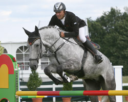 Heiko Schmidt gewann auf dem erst siebenjährigen Cellestial-Sohn Carimo beide S-Springen in Büthen. Fotos: Jutta Wego Heiko Schmidt gewann auf dem erst siebenjährigen Cellestial-Sohn Carimo beide S-Springen in Büthen. Fotos: Jutta Wego