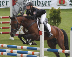 Beim hannoverschen Landesturnier in Elmlohe hat Lara Bergmann gegen 44 Konkurrenten ein Ponyspringen Klasse M mit Monet gewonnen und wurde im Großen Ponypreis (M**) Fünfte. Foto: Wego Beim hannoverschen Landesturnier in Elmlohe hat Lara Bergmann gegen 44 Konkurrenten ein Ponyspringen Klasse M mit Monet gewonnen und wurde im Großen Ponypreis (M**) Fünfte. Foto: Wego