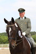 Auch Michael Thieme kehrte auf Dozent mit einem Sieg in einer M-Dressur nach Redefin zurück. Auch Michael Thieme kehrte auf Dozent mit einem Sieg in einer M-Dressur nach Redefin zurück.