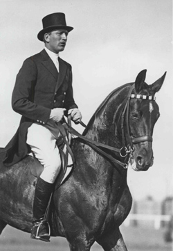 Carl Friedrich Freiherr von Langen auf Draufgänger gewann 1928 Mannschafts- und Einzelgold bei den Olympischen Spielen in Amsterdam. Foto: Menzendorf. Leihgabe: Nds. Sparkassenstiftung u. KSK Verden. Fotoarchiv im Deutschen Pferdemuseum