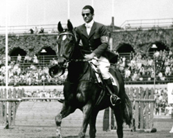 Hans Günter Winkler auf Halla in Stockholm, wo er mit seinem legendären Ritt Gold im Preis der Nationen gewann, 1956. Foto: Menzendorf. Leihgabe: Nds. Sparkassenstiftung u. KSK Verden. Fotoarchiv im Deutschen Pferdemuseum