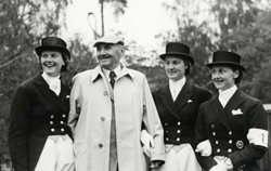Liselott Linsenhoff, Otto Lörke, Anneliese Küppers und Hannelore Weygand bei den Olympischen Reiterspielen in Stockholm, 1956. Die deutsche Dressurmannschaft freut sich mit ihrem Trainer über die Silber in der Mannschaftswertung. Foto: Menzendorf. Leihgabe: Nds. Sparkassenstiftung u. KSK Verden. Fotoarchiv im Deutschen Pferdemuseum