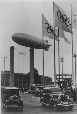 Zur Eröffnung der Olympischen Spiele in Berlin 1936 erschien das Luftschiff LZ 129 "Hindenburg" über dem Olympiastadion. Foto: Menzendorf. Leihgabe: Nds. Sparkassenstiftung u. KSK Verden. Fotoarchiv im Deutschen Pferdemuseum