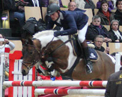 Robert Bruhns präsentierte den Hengst Orkan H und zeigte damit wie Lewitzer springen können. Foto: Lohrmann
