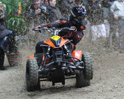 Alles in Deckung, Danny kommt mit seinem Quad, da flog der Hallenboden nur so durch die Gegend. Foto: Lohrmann