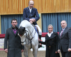 Veranstalter Christian Strahlmann (l.), Sponsorin Rikke Brandner-Borchert und Minister Till Backhaus gratulieren Heiko Schmidt zum 4. Platz. Foto: Wego