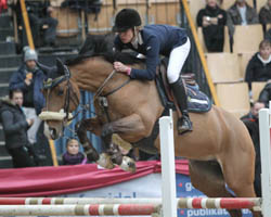 Miriam Schneider aus Passau war mit Aschenputtel die Überraschungssiegerin im Großen Preis bei der 2. schweriner Horse Show. Foto: Jutta Wego
