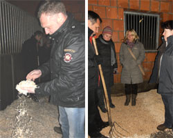 Von der Theorie in die Praxis. In der "Testbox" überzeugen sich die Teilnehmer, von der Qualität der German Horse Pellets Einstreu-Produkte.