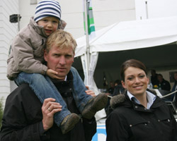 Andre Thieme - hier mit Ehefrau Corinna und Sohn Max-Andre - wird in Wellington dabei sein, wenn für Deutschland der Startschuss in die Nationenpreissaison beginnt. Foto: Wego