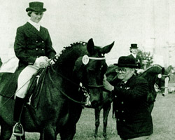 Erich Heinrich in den 1980er Jahren bei einer Siegerehrung.